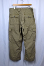 Load image into Gallery viewer, Levi's Brand Cargo Pants