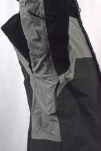 Load image into Gallery viewer, Grey North Face Brand Spray Jacket