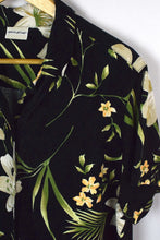 Load image into Gallery viewer, Black Hawaiian Print Top