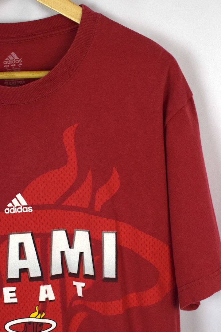 adidas アディダスNBA MIAMI Tシャツ レッド　 サイズM adidas アディダスNBA MIAMI Tシャツ レッド サイズM