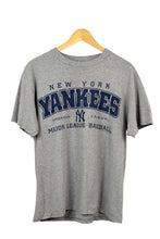 Load image into Gallery viewer, 2001 New York Yankees MLB T-shirt

