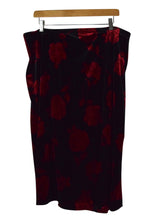 Load image into Gallery viewer, Rose Pattern Velvet Skirt
