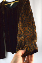 Load image into Gallery viewer, Leopard Print Velvet Top
