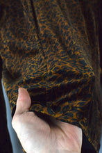 Load image into Gallery viewer, Leopard Print Velvet Top

