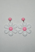 Load image into Gallery viewer, 90&#39;s Bright Plastic Daisy Earrings
