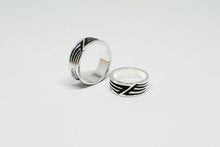 Load image into Gallery viewer, Stainless Steel Ring Abstract Line Design
